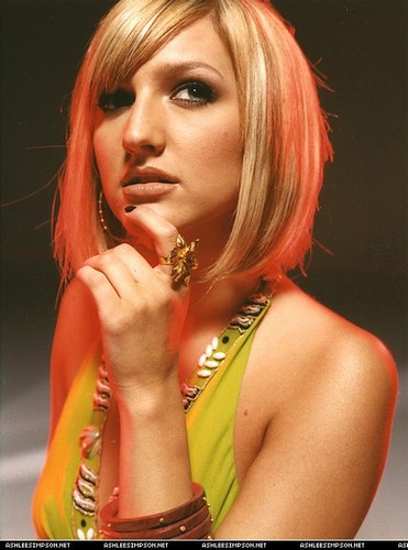    (( Ashlee Simpson ))   