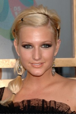    (( Ashlee Simpson ))   